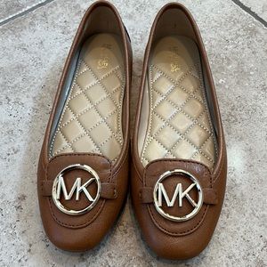 NWT Michael Kors Lillie flats 5.5 tan brown
